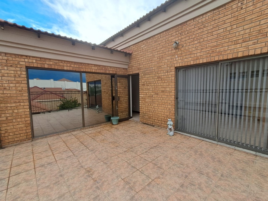 4 Bedroom Property for Sale in Roylglen Gardens Northern Cape